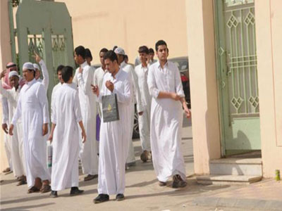 طالب يخطط للهروب من المدرسة فيسقط من الطابق الثاني