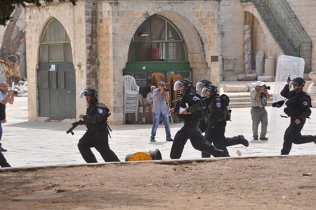 إصابة طفل خلال تصدي المصلين لاقتحام المستوطنين للأقصى 