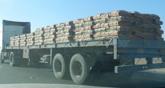 تواصل المباحثات لحل أزمة الإسمنت في غزة