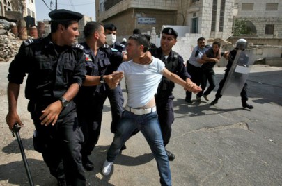 أمن السلطة يعتقل 4 نشطاء ويحتجز كاميرا فلسطين اليوم 