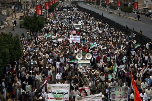 عشرات اليمنيين يتظاهرون للمطالبة باستقالة الحكومة