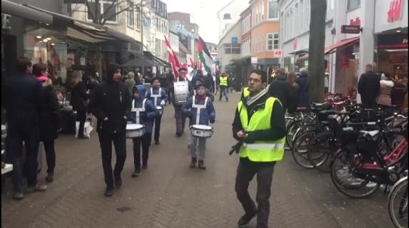 مسيرة كشفية بالدانمرك نصرة للقدس