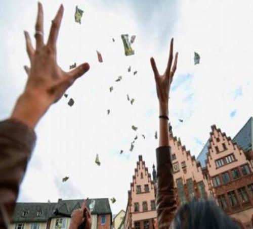 السماء تمطر نقوداً في فرانكفورت