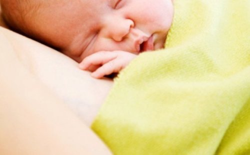 فوائد رعاية الام لطفلها على طريقة الكنغر