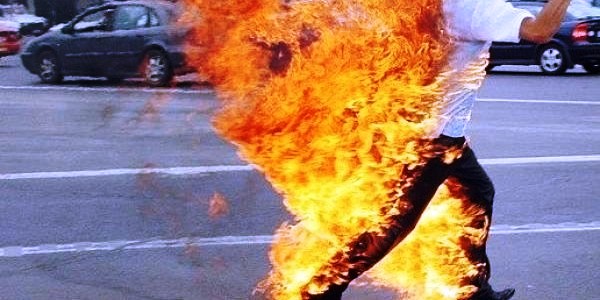 الخليل... مواطن يضرم النار بنفسه في بيت عينون