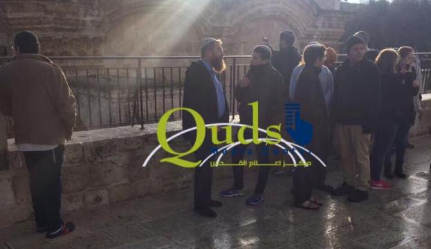 عشرات المستوطنين يقتحمون باحات الأقصى