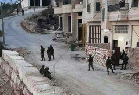 الخليل... عشرات الإصابات عقب اقتحام قوات الاحتلال مخيم الفوار  