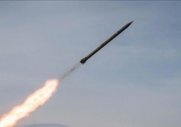 صاروخ يمني تجاه تل أبيب.jpg