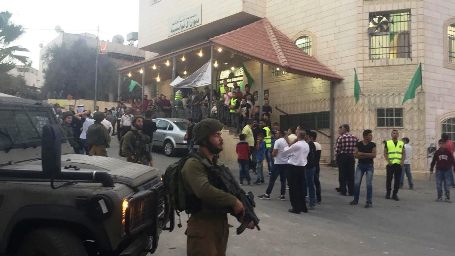 الخليل... الاحتلال يقتحم بيت عزاء الشهيد ابو صبيح
