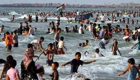 بلدية غزة تعلن انتهاء موسم السباحة في البحر