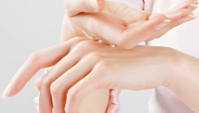 خمس نصائح لحماية يديكِ من الشيخوخة 