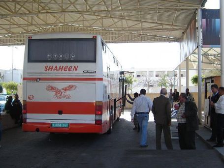 أريحا..  الاحتلال يمنع 11 مواطنا من السفر عبر الكرامة