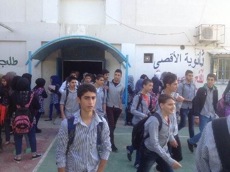 مجهولون يعتدون على ثانوية الأقصى في مخيم الرشيدية