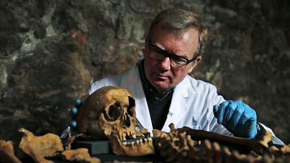 عمال بناء يعثرون على هياكل عظمية لضحايا وباء الطاعون تعود للقرن الرابع عشر 