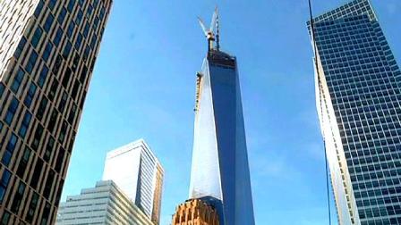 صبي يصعد لأعلى أحد برجي مركز التجارة العالمى