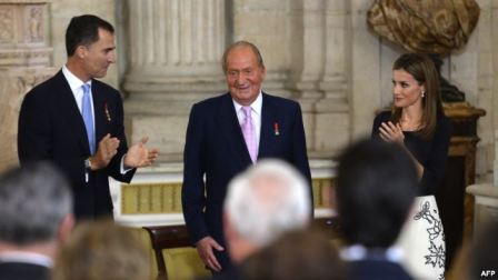 ملك إسبانيا الجديد يؤدي اليمين خلفا لوالده