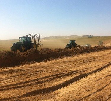 سلطات الاحتلال تخرّب أراض مزروعة لفلسطينيي النقب