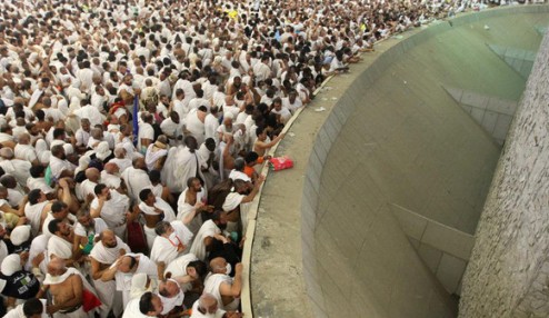 الحجاج يرمون الجمرات الـ3 في أول أيام التشريق