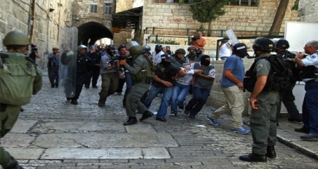 القدس.. إصابات برصاص الاحتلال خلال مواجهات أمام أبواب الأقصى