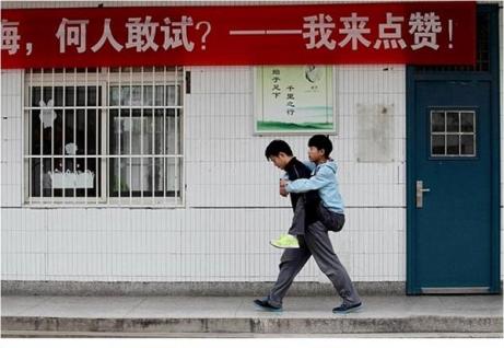 يحمل صديقه من وإلى المدرسة لمدة 3 سنوات 