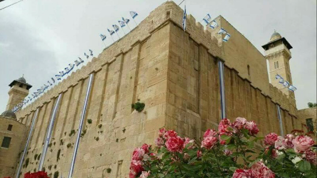 عشرات المستوطنين يؤدون طقوسا تلمودية في ساحات المسجد الإبراهيمي