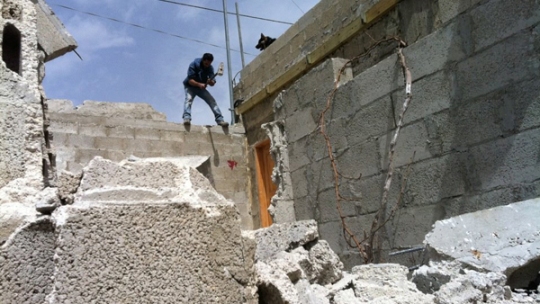 الاحتلال يجبر عائلة على هدم جزء من منزلها في القدس