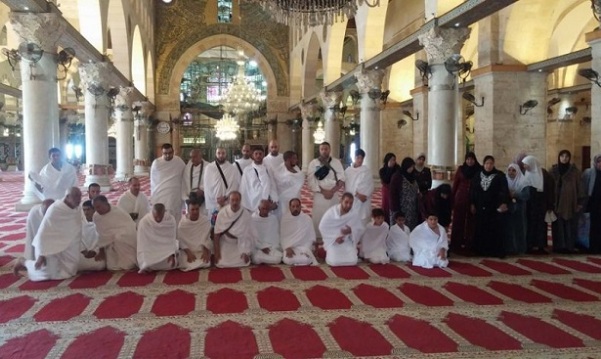 45 معتمراً يتجمعون في الأقصى قبل السفر لأداء المناسك