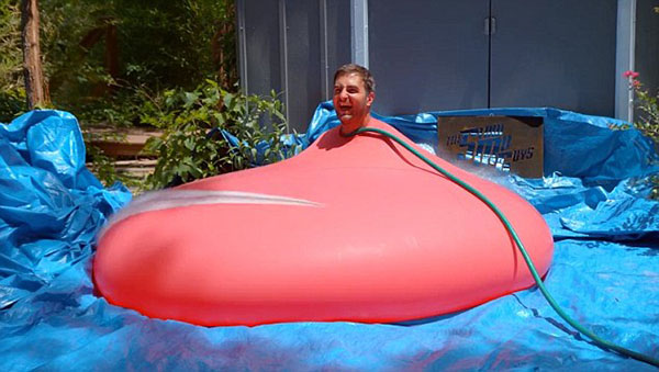 بالفيديو.. لحظة انفجار بالونة مياه ضخمة بالتصوير البطيء