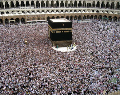 ضيوف الرحمن ينهون آخر أيام التشريق في منى ليؤدوا بعدها طواف الوداع