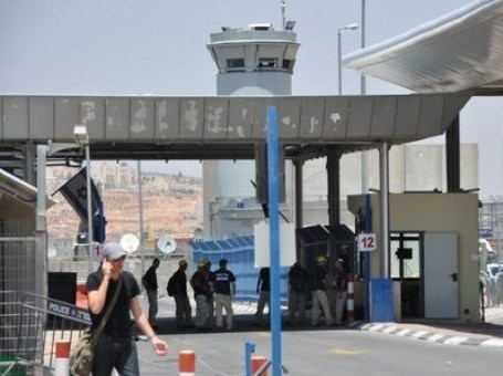 القدس... الاحتلال يطلق النار ويعتقل فتاة عند حاجز قلنديا