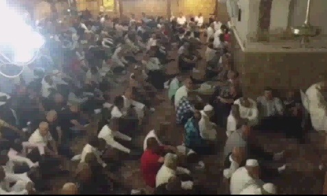 أهالي يافا يؤدون صلاة عيد الفطر في المسجد الكبير
