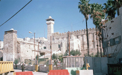 حفريات للمستوطنين قرب الحرم الإبراهيمي الشريف