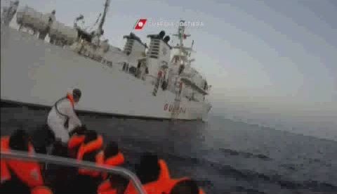 خفر السواحل اليوناني ينقذ 131 مهاجراً