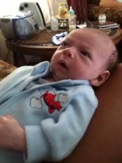 نجاة رضيعة بعد قضائها ثلاثة أيام أسفل جثة والدها 