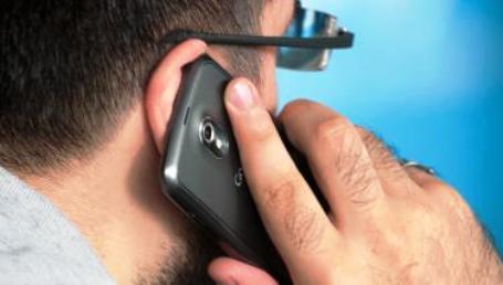 كيف تتجنب التواء عنقك بسبب الجوال؟