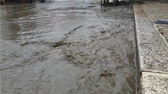 مياه الأمطار تجتاح منازل المواطنين في البلدة القديمة بالخليل