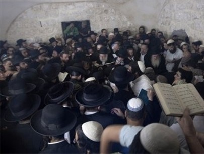 مئات المستوطنين يقتحمون مقام النبي يوسف في نابلس