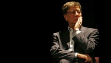 مجهولون يسرقون مقتنيات ومخطوطات للشاعر الراحل درويش