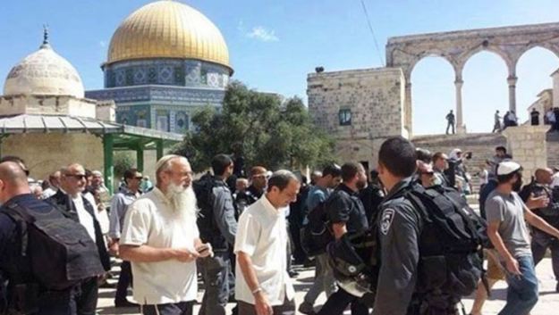 82 مستوطنا يقتحمون المسجد الأقصى بحماية قوات الاحتلال
