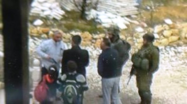مستوطن يشهر مسدسه في وجه طفلين فلسطينيين شمال الخليل