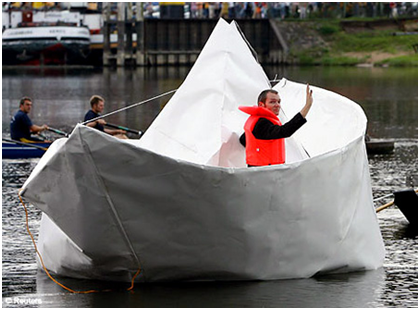 فنان ألماني يصنع قاربا ورقيا ضخما