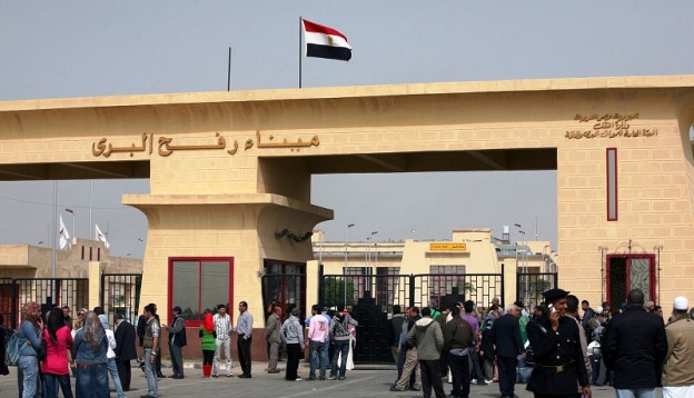إدارة معبر رفح: السفر ليوم غد سيخصص لاستكمال الحافلات المتبقية من اليوم