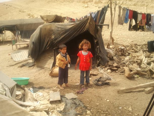 الصليب الأحمر يوقف تزويد فلسطينيي الأغوار بالخيم