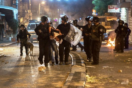 الاحتلال يعتقل 16 مواطنا من الضفة والقدس