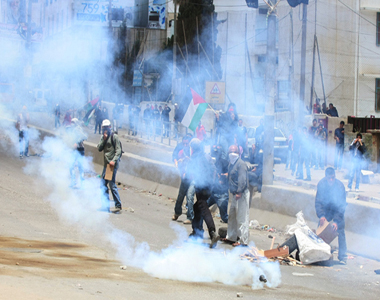 مواجهات مع الاحتلال عند حاجز قلنديا وإصابة عدد من أفراد طاقم فلسطين اليوم