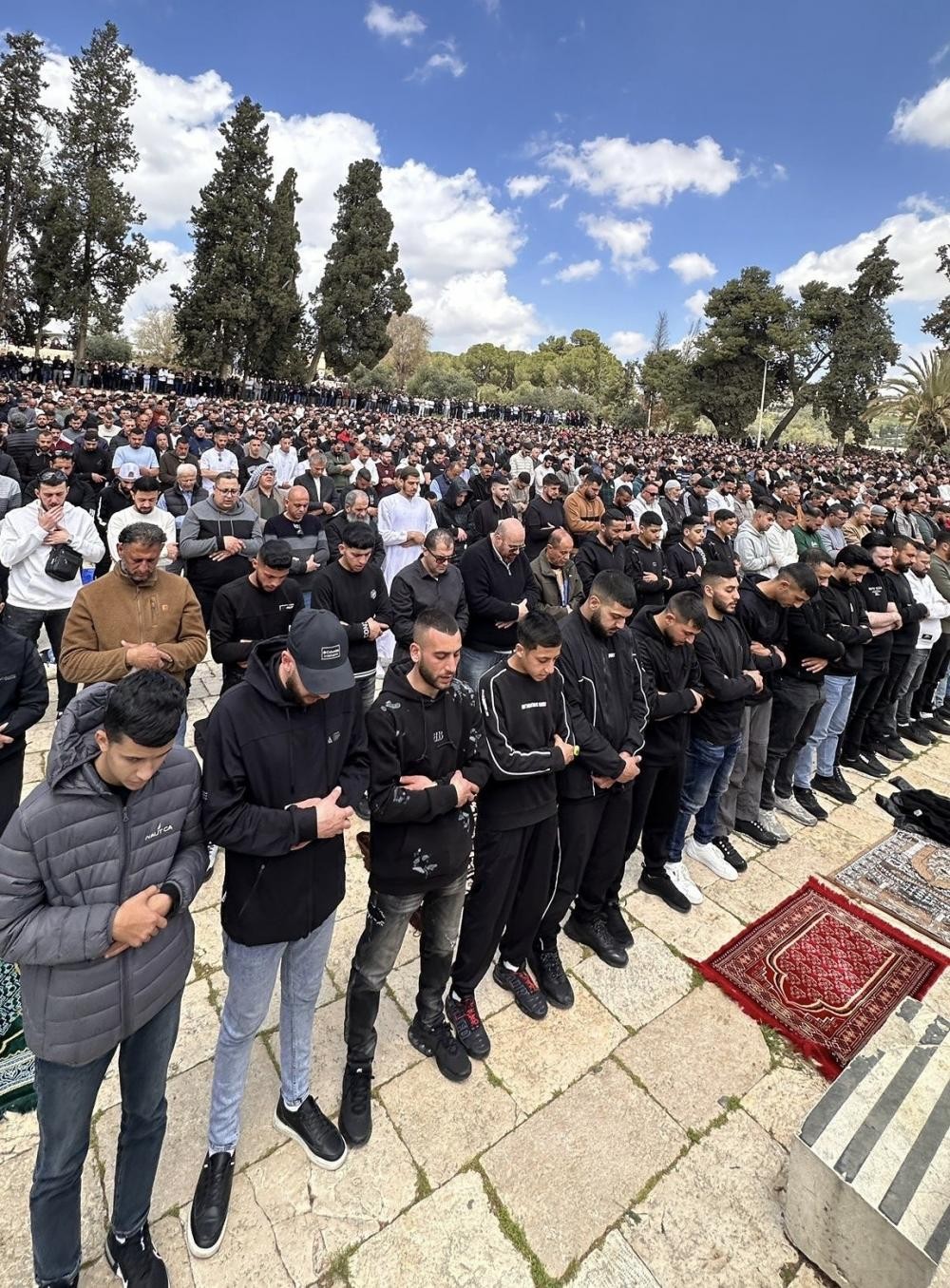 حشود المصلين في الأقصى.jpg