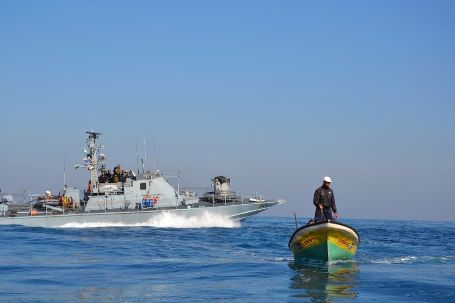 زوارق الاحتلال تستهدف مراكب الصيادين في بحر غزة