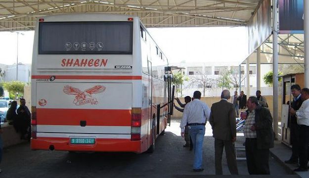 الاحتلال يمنع سفر 33 مواطناً من معبر الكرامة