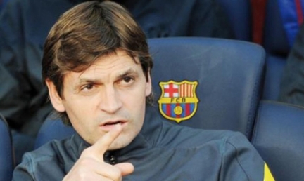 وفاة مدرب برشلونة السابق