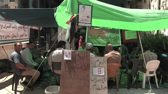أسرى ومحررون يواصلون إضرابهم رفضاً لقطع رواتبهم